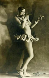 Josephine Baker portant son célèbre costume de bananes, vers 1927
