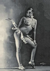 Josephine Baker portant son célèbre costume de bananes, vers 1927