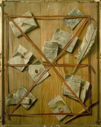 Un tableau avec des lettres épinglées