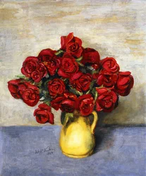 Roses rouges dans un pichet jaune