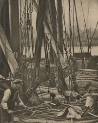 Au pied du mât sur une barge de la Tamise, vers 1935