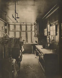 Salle à manger du premier étage du Cock donnant sur Fleet Street, vers 1935