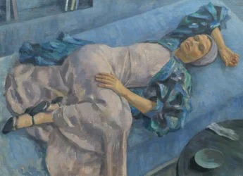 Grete Gamerith sur un canapé bleu