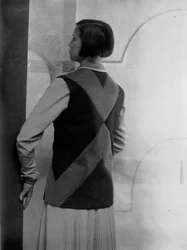 Portrait de Marion Wulz dans une robe dessinée par Anita Pittoni, vers 1940 (photo n/b)