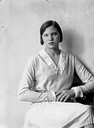 Portrait de Marion Wulz dans une robe dessinée par Anita Pittoni, vers 1940 (photo n/b)