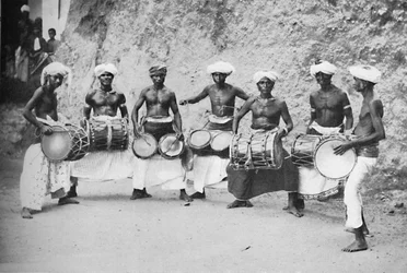 Danseurs du diable de Guida avec leurs tambours, 1902