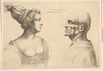 Une femme aux cheveux attachés et un homme chauve se faisant face