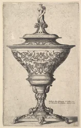 Gobelet orné sur pieds de masques