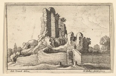Ruines et une porte barrée sur la colline de l