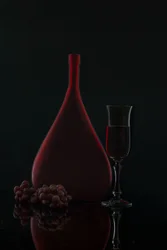 Nature morte élégante au vin rouge