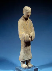 Art chinois : Dame faisant des offrandes ; terre cuite funéraire de la période Han. Paris, Musée Cernuschi