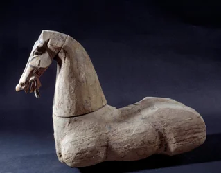 Art chinois : Cheval en bois. Sculpture de la période Han avant. Paris, Musée Cernuschi