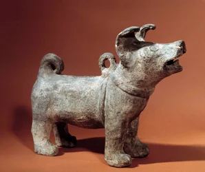 Art chinois : molosse avec harnais. Statuette funéraire en terre cuite de la période Han (206 av. J.-C.-220 apr. J.-C.). Musée Cernuschi, Paris