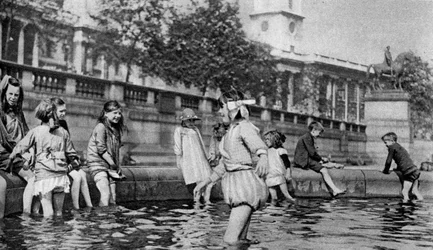 Enfants pataugeant dans les fontaines de Trafalgar Square, Londres, 1926-1927