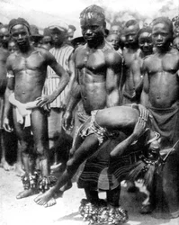 Un membre de la tribu Yafouba jongle avec une fille, Côte d