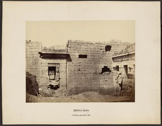 Medinet-Habou, à Thèbes, première cour