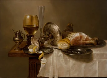Nature morte avec un Roemer, une Tazza en argent renversée, une flûte, un petit pain et du jambon sur une table