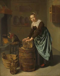 Femme récurant un récipient