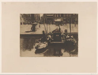 Bateaux amarrés sur le Damrak à Amsterdam