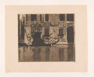 Gondole amarrée avec superstructure dans un canal à Venise - Gondole avec superstructure dans le Grand Canal, Venise (titre original)