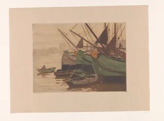 Trois bateaux de tourbe avec des canots dans l