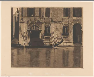 Gondole avec structure sur le Grand Canal à Venise