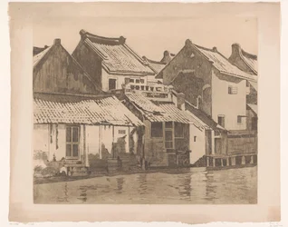 Façades arrière de maisons au bord d