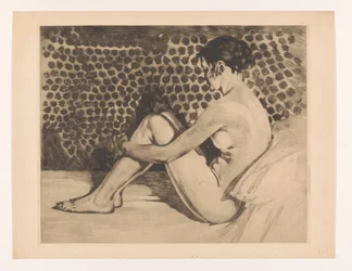 Jeune femme nue avec les bras autour de ses genoux