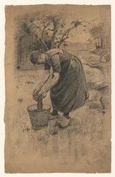 Femme lavant le linge dans un seau, devant une ferme