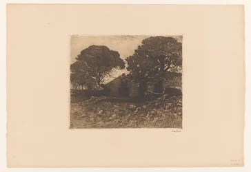 Ferme près de grands arbres