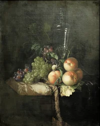 Raisins, pêches et grand verre
