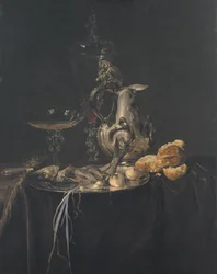 Nature morte. Petit déjeuner avec une cruche en argent