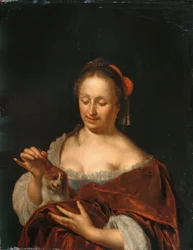 Une dame assise tenant un petit chien