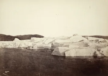 La côte bloquée par des icebergs près de Julianes Haab (#122)