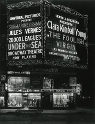 1554 Broadway à la 46e rue, I. Miller Shoes; James Drug Store, et grandes marquises pour les films illuminées au-dessus.