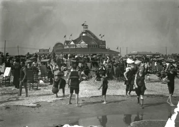Scène de plage, Coney Island, vers 1910-21
