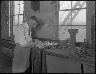 Sculpteur travaillant sur des ornements de cercueil, Oneida, New York, 3 avril 1916