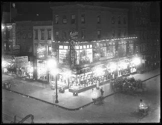 Magasin de vêtements Cohen avec vitrines illuminées, Second Avenue et 7th Street, New York, 16 septembre 1916