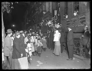 Foules à la chapelle commémorative John Hall, 63e rue et deuxième avenue, New York, 25 septembre 1914