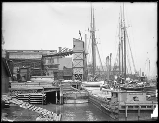 Quais et bateaux sur un front de mer non identifié, peut-être Harlem River, Inwood, New York, vers 1910