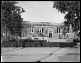 Bibliothèque publique de Queens Borough, branche Elmhurst; Une bibliothèque Carnegie, c.1910