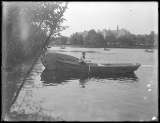 Ethel Gray Magaw Hassler dans une barque, Central Park, vers 1912