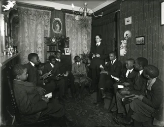 Leçon du Comité évangélique chez Mme Bostick, 72 West 99th Street, M. Rockwood enseignant à un groupe de jeunes hommes et garçons afro-américains