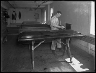 Rabotage des dessus de cercueils en bois, Oneida, New York, 3 avril 1916