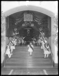 Groupe de petites filles posant sur les 