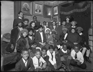 Portrait de groupe de la classe de Mme Harris, 308 W. 148th Street, New York City, 7 mars 1916