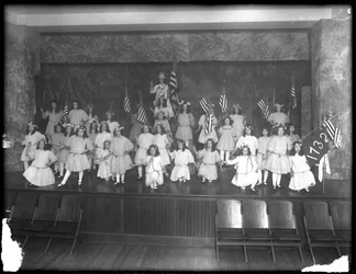 Portrait de groupe de petites filles pendant une représentation, probablement l