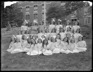 Portrait de groupe de petites filles non identifiées, probablement l