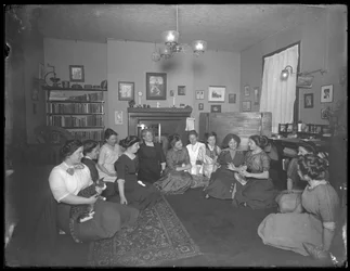Harriet E. Hassler avec un groupe de jeunes femmes, 206 W. 13th Street, New York