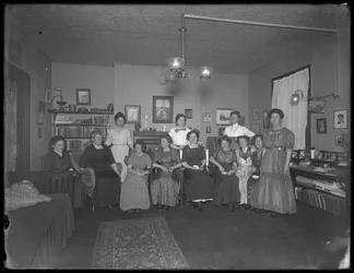 Harriet E. Hassler avec un groupe de jeunes femmes, 206 W. 13th Street, vers 1912